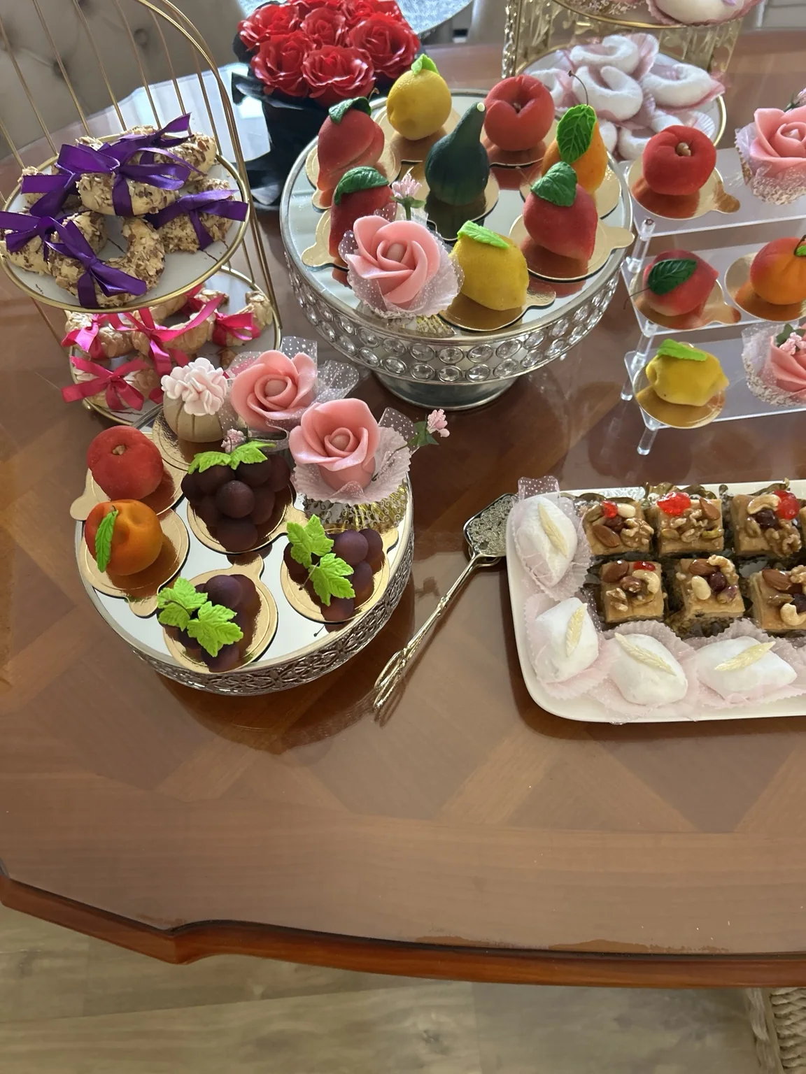 Assortiment coloré de pâtisseries orientales présenté sur un plateau
