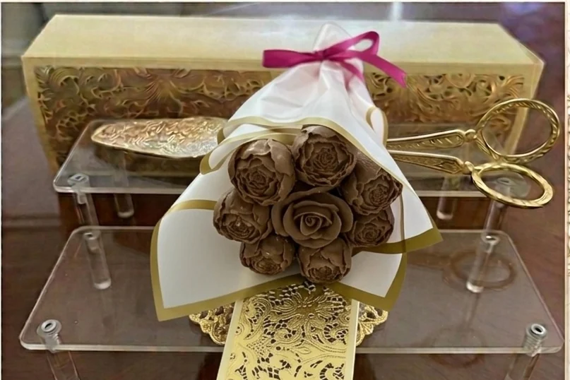 Composition de petites fleurs en pâte d’amande brune
