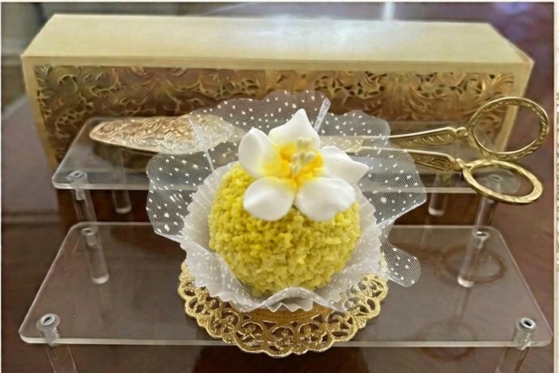 Pâtisserie en forme de fleur blanche avec un cœur jaune