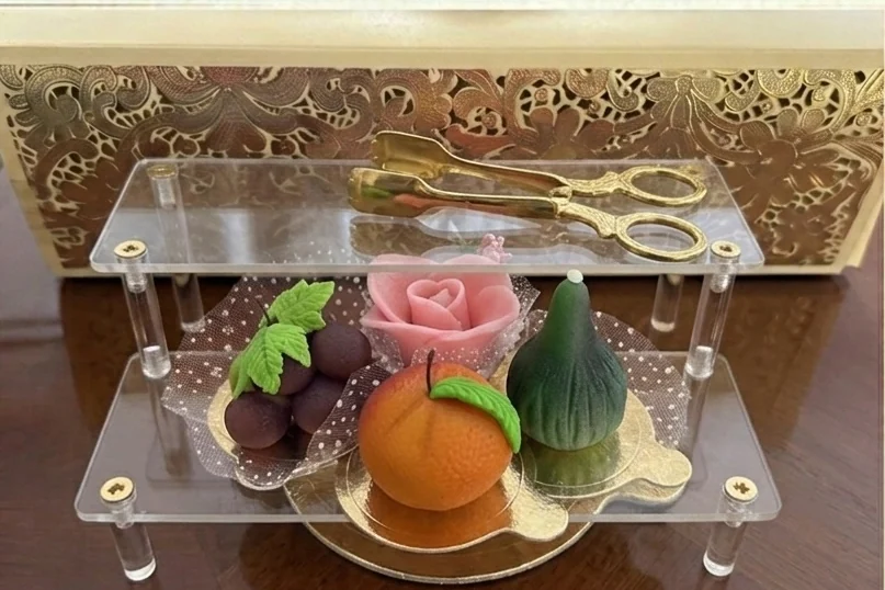 Assortiment de petites pâtisseries colorées et décorées