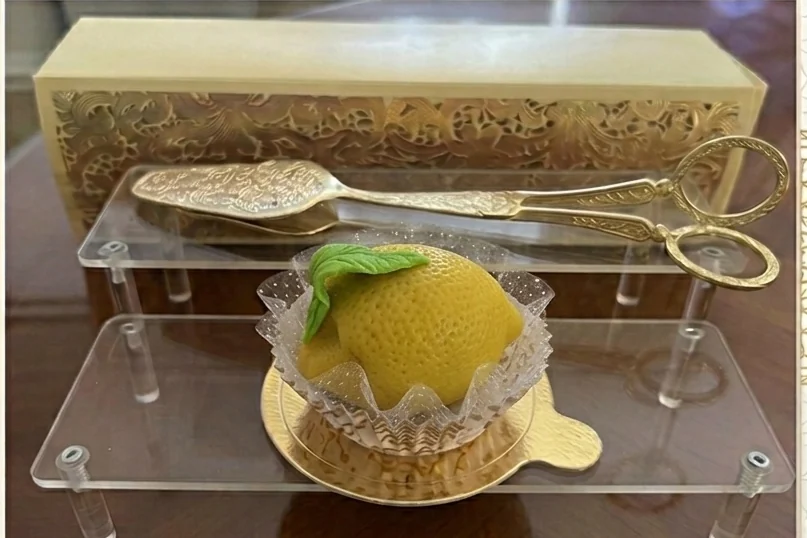 Pâtisserie jaune décorée d’une feuille verte