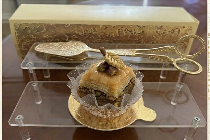 Pâtisserie ronde aux détails dorés et à la décoration florale