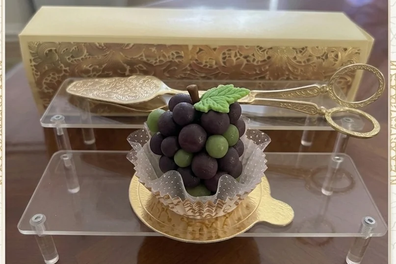 Pâtisserie décorée de petites grappes de raisin violet et vert