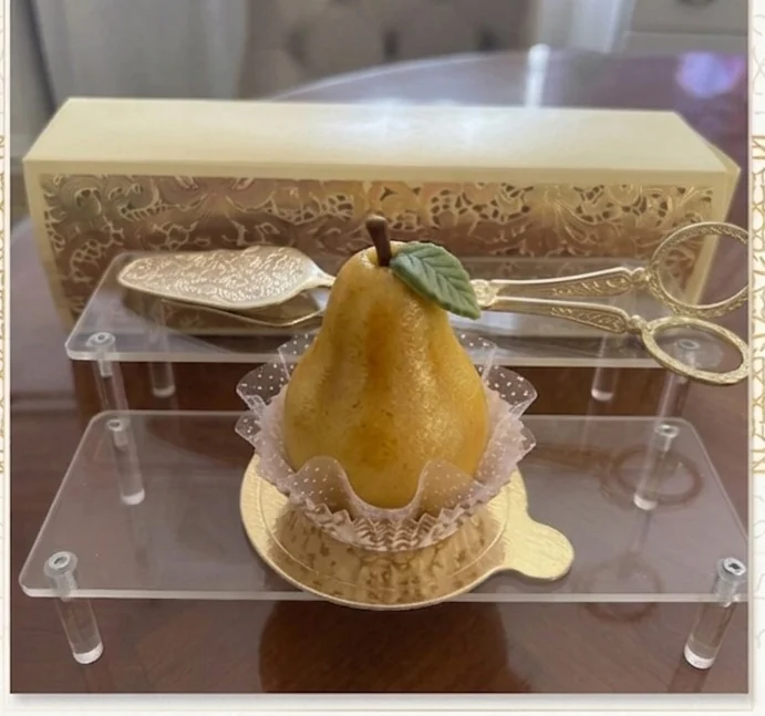 Pâtisserie en forme de poire, avec une finition dorée