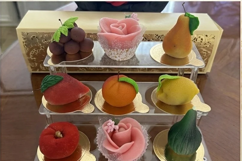 Plateau de petites pâtisseries colorées, florales et fruitées