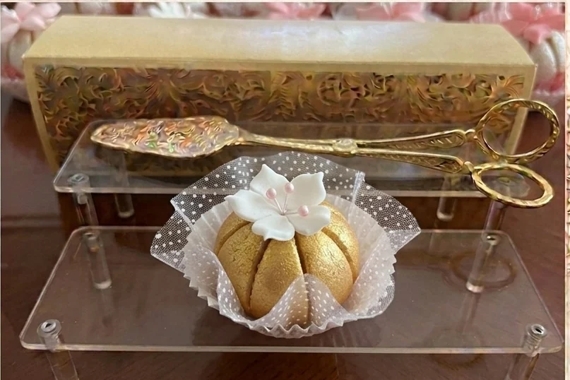 Pâtisserie ronde blanche décorée d’une fleur blanche