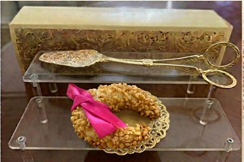 Pâtisserie ovale décorée d’un cœur rose vif et de petits éléments dorés