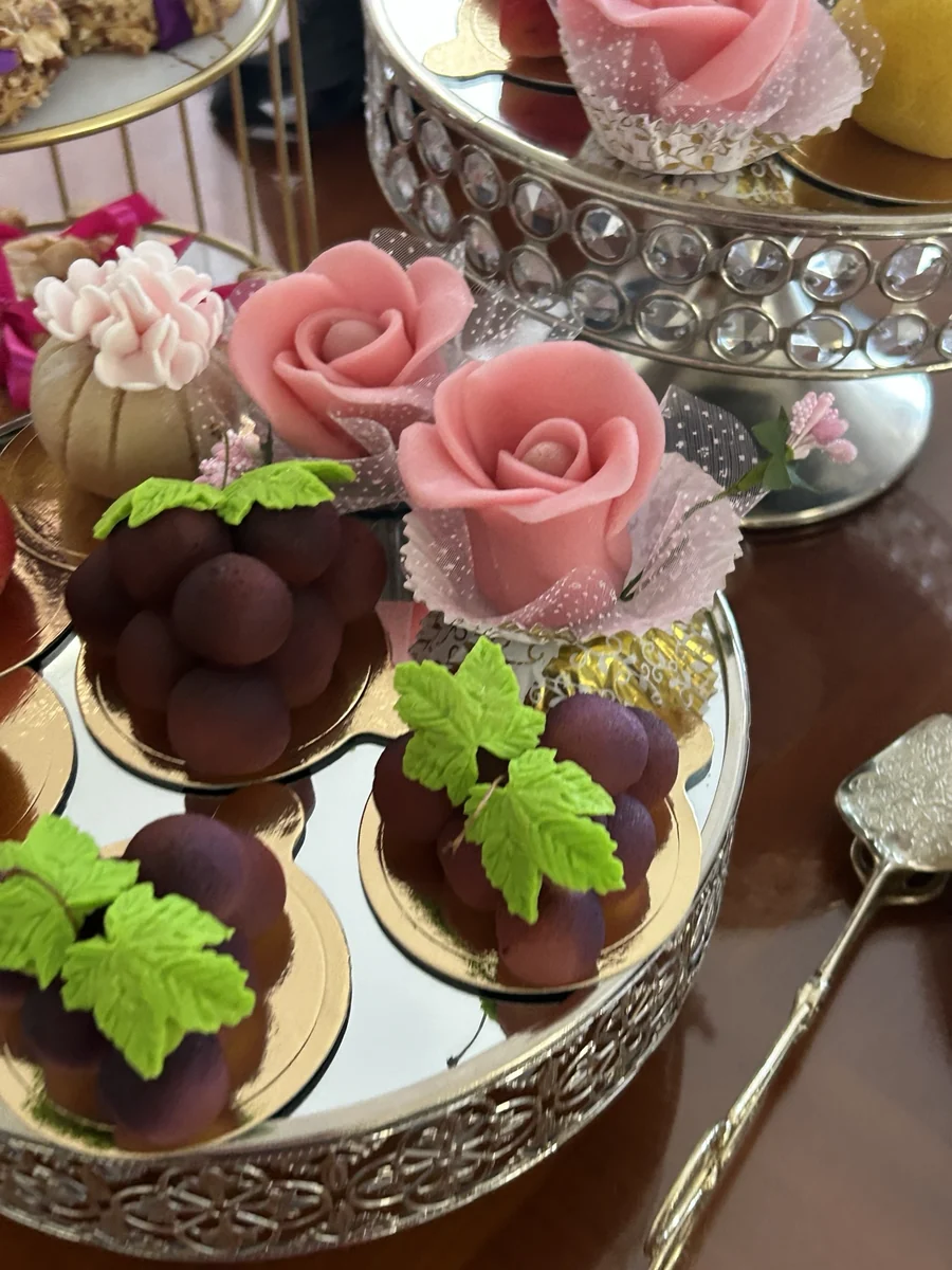 Petites pâtisseries au chocolat et roses en pâte d’amande rose