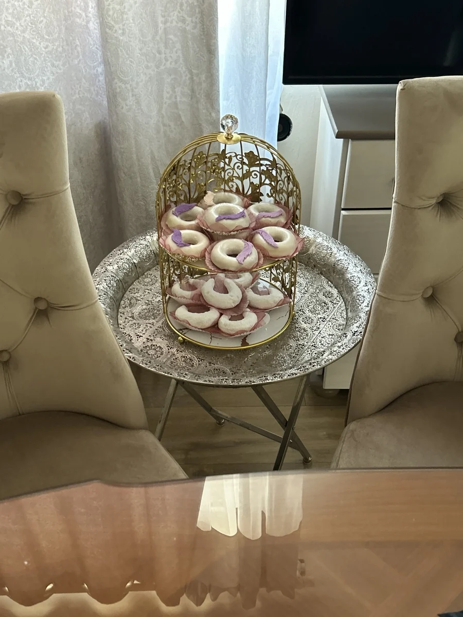 Plateau de pâtisseries décorées de fleurs violettes