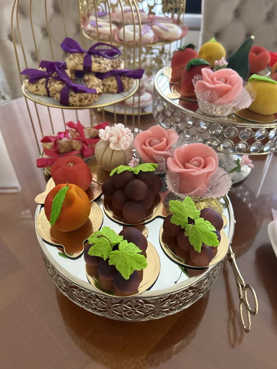 Assortiment coloré de pâtisseries sur un plateau à plusieurs niveaux