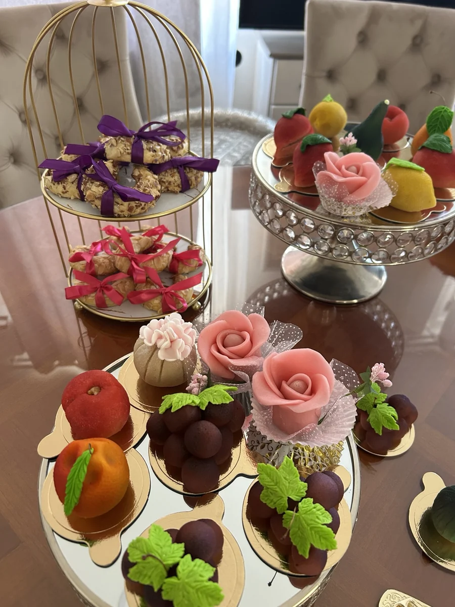Présentoir à étages garni de pâtisseries orientales colorées