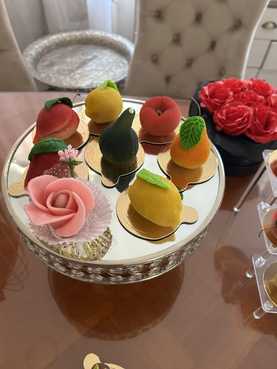 Petites pâtisseries en forme de fruits colorés et de rose