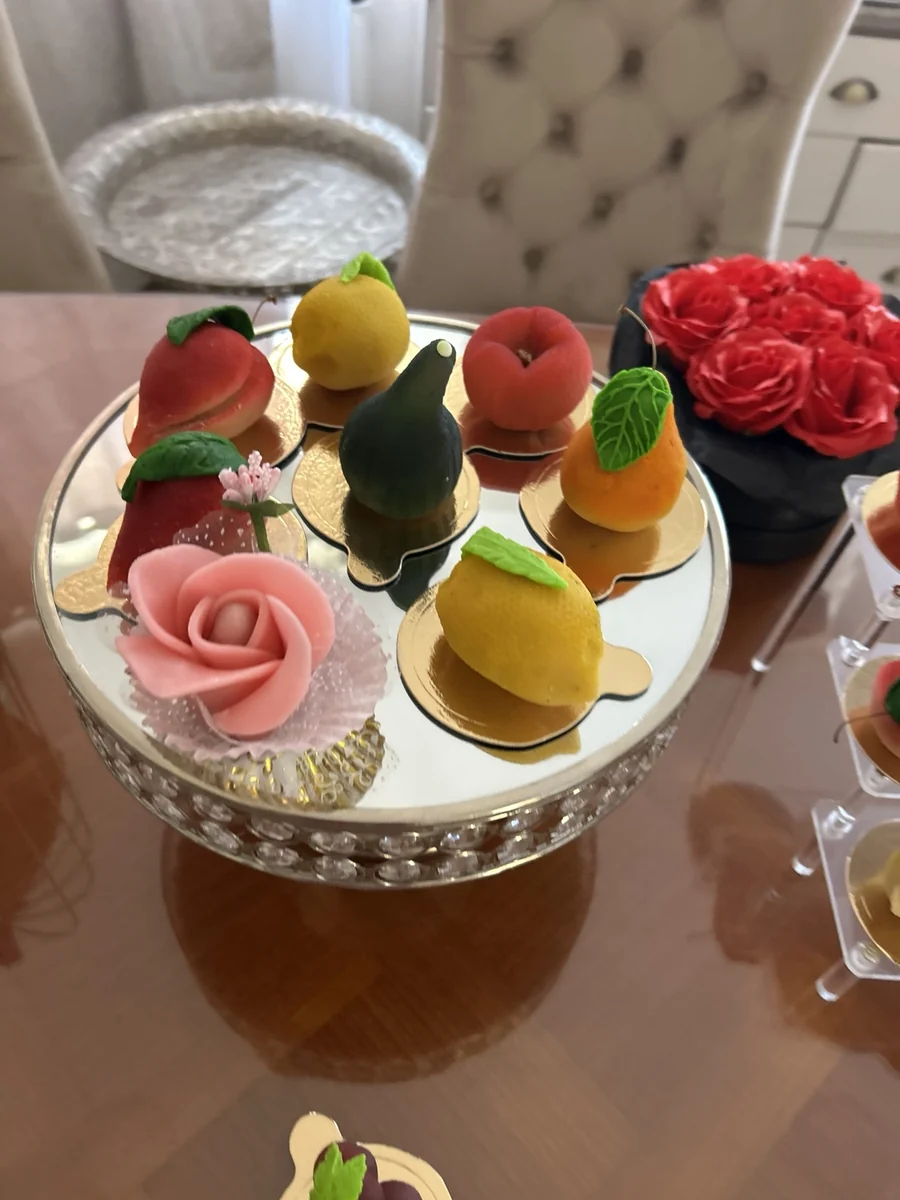 Pâtisseries fruitées colorées sur un plateau rond