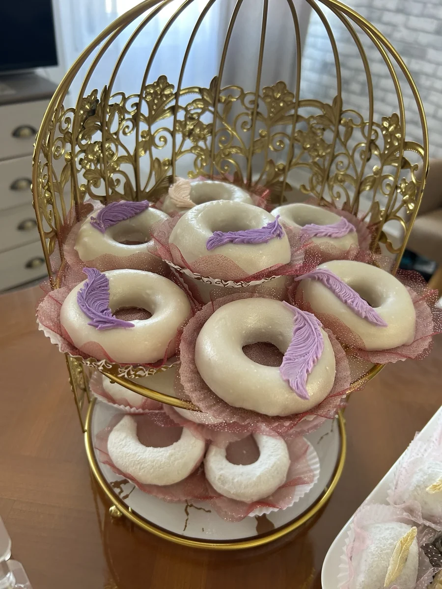 Sablés ronds au glaçage blanc et violet dans un présentoir doré