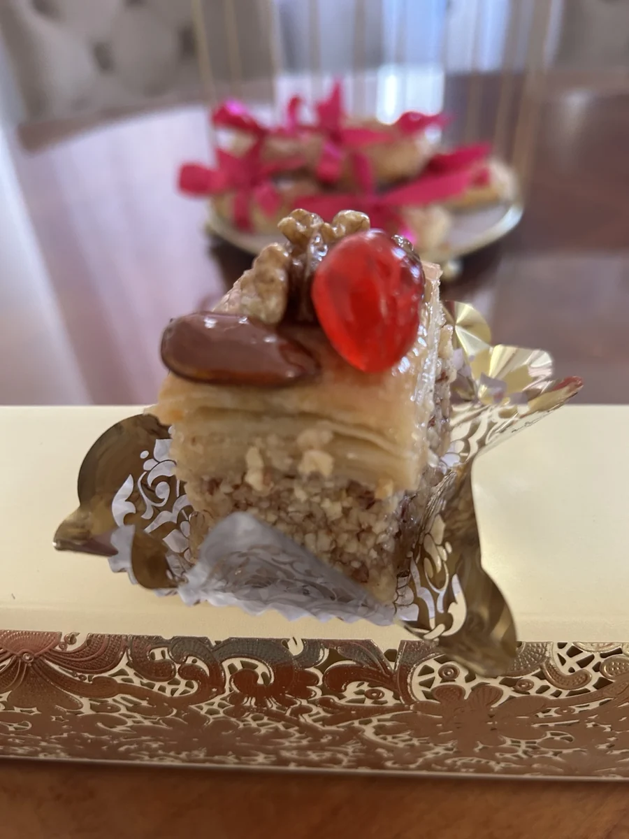 Mignardise décorée d’un glaçage brillant rouge et d’un fruit
