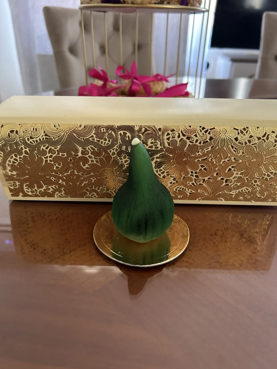 Pâtisserie en forme de poire verte