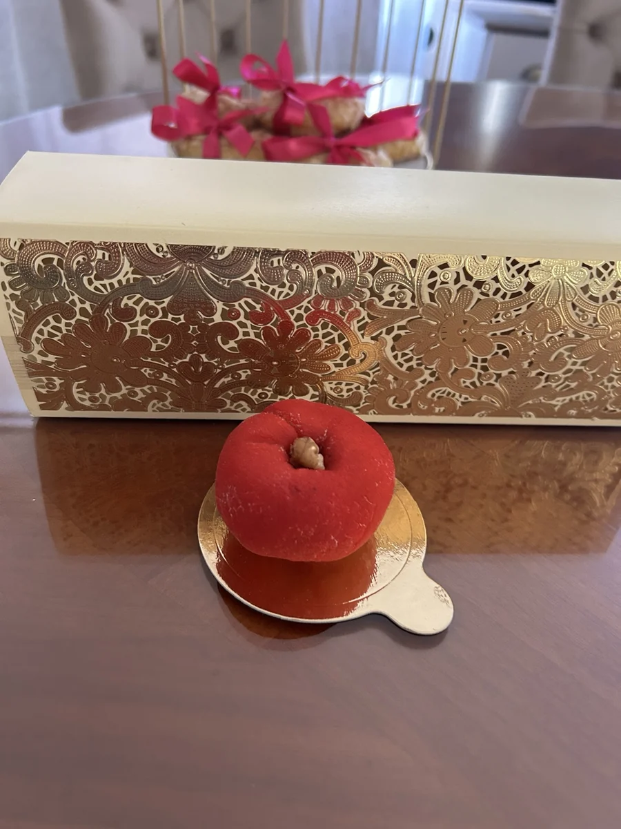 Petite pâtisserie en forme de pomme rouge