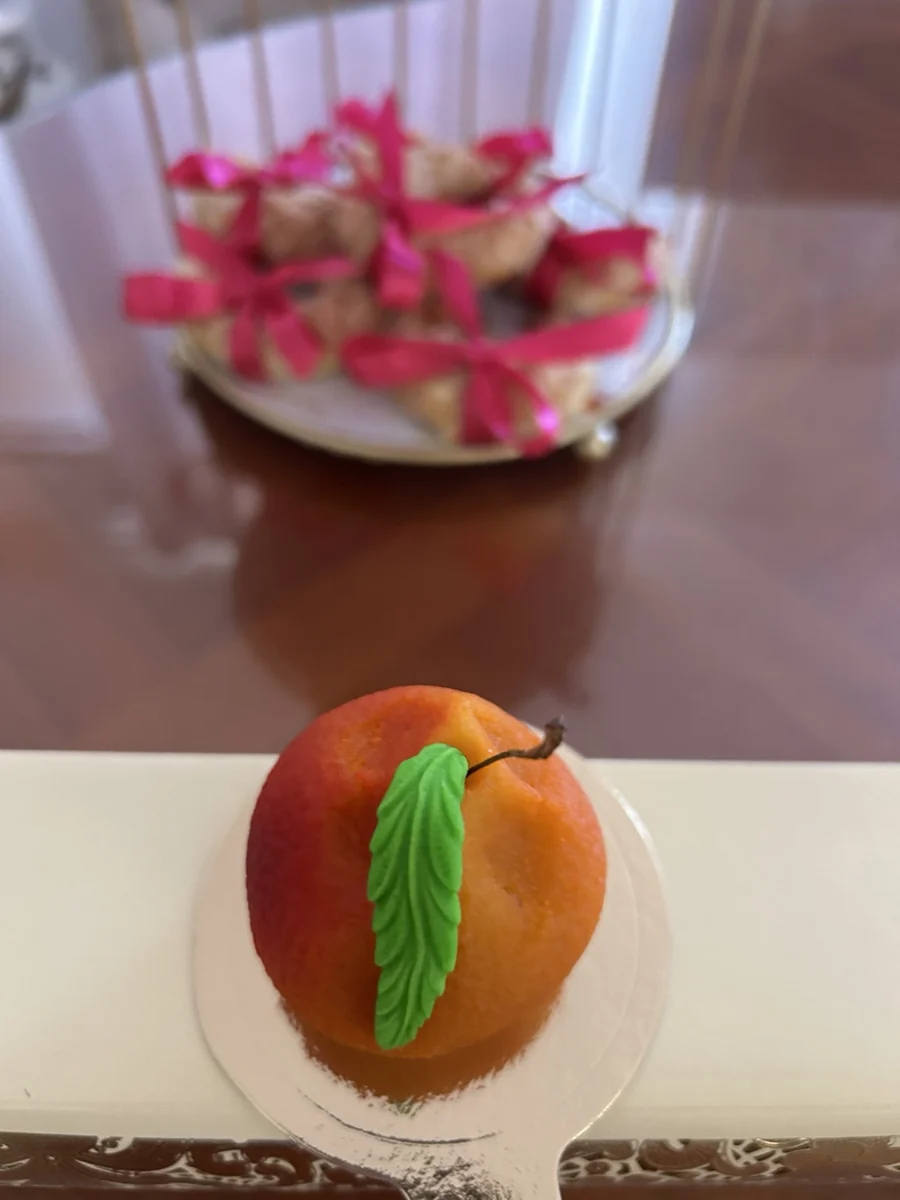Pâtisserie en forme de fruit orange avec des feuilles vertes
