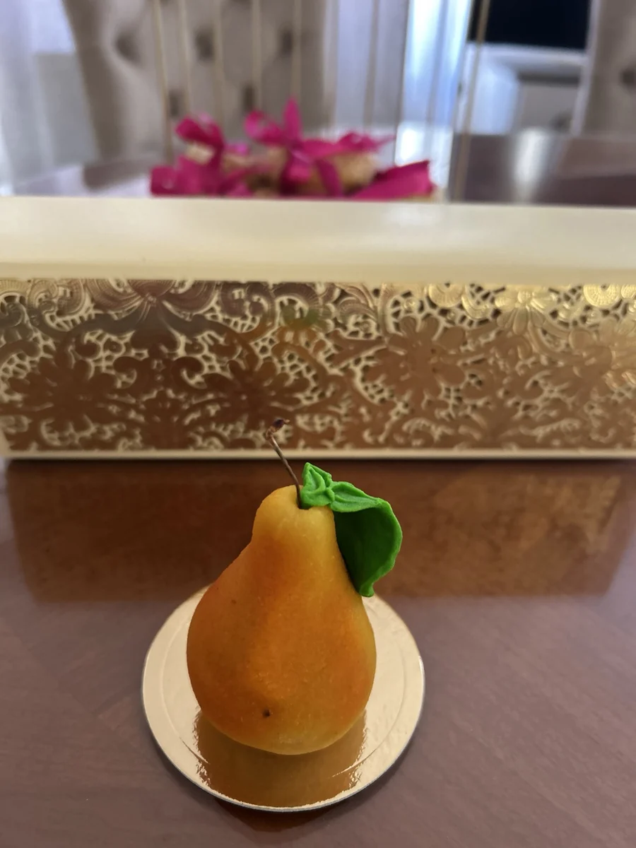 Pâtisserie en forme de poire jaune et orange