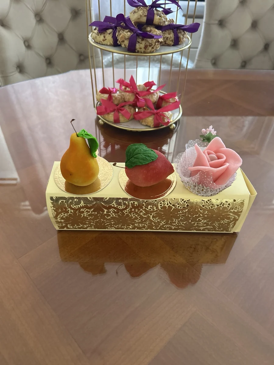 Coffret de pâtisseries décorées de fleurs et de fruits