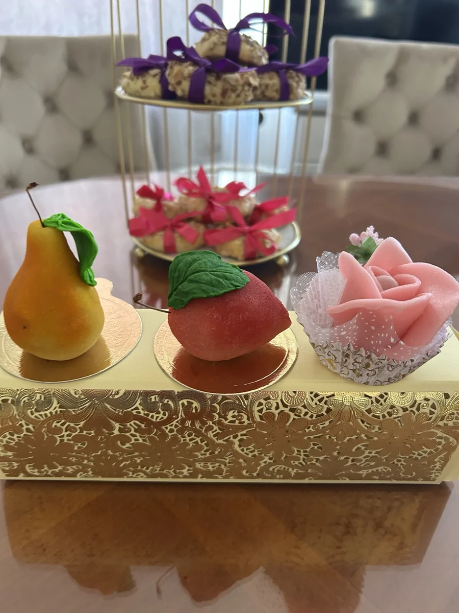 Assortiment de fleurs roses et de fruits colorés