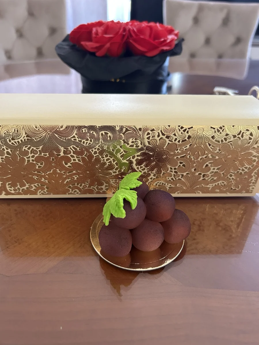 Petites pâtisseries au chocolat décorées en grappe