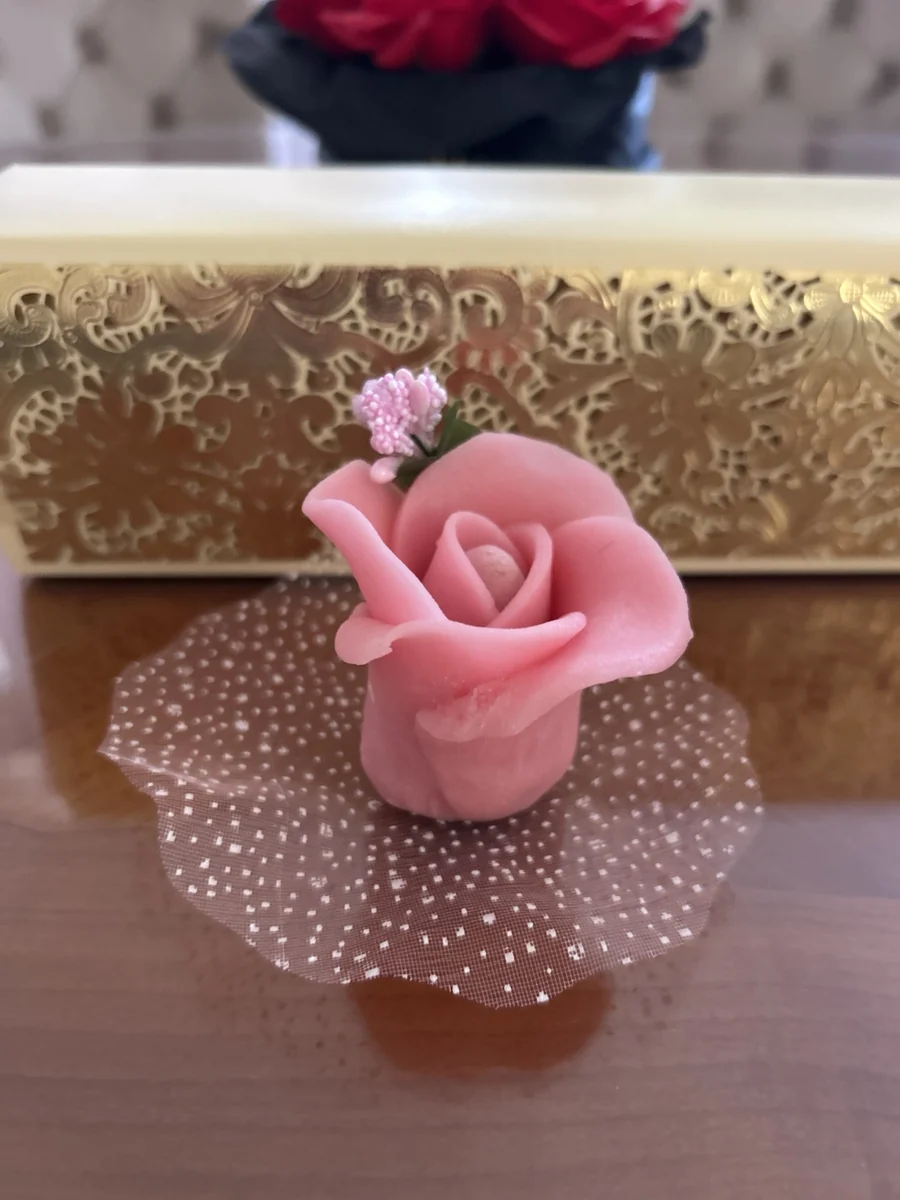 Rose rose sculptée en pâte d’amande