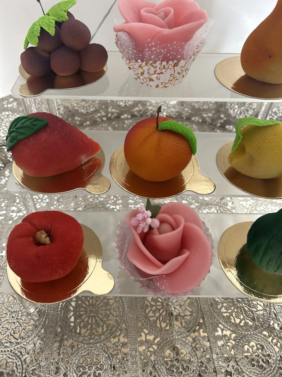 Plateau de pâtisseries en forme de fruits et de roses