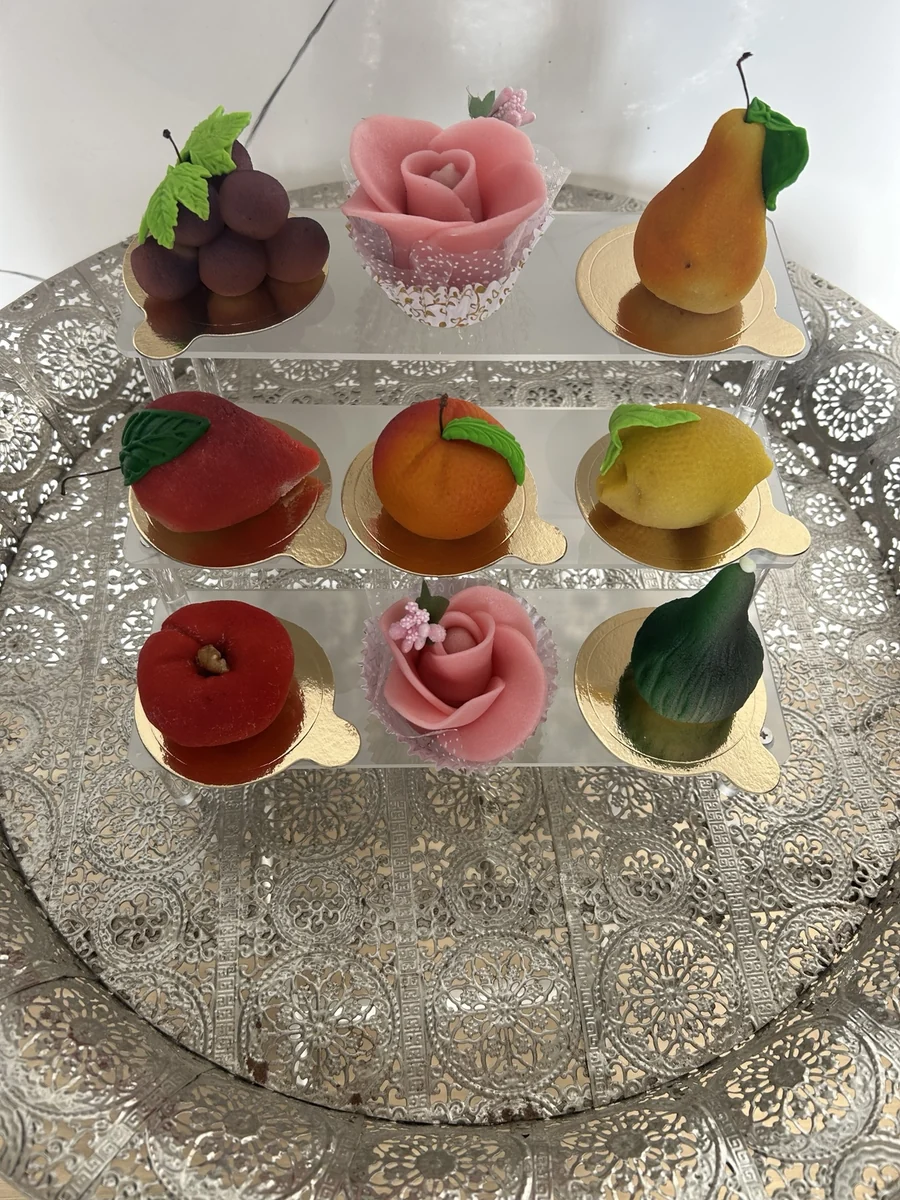 Assortiment de pâtisseries fruitées et florales sur un plateau