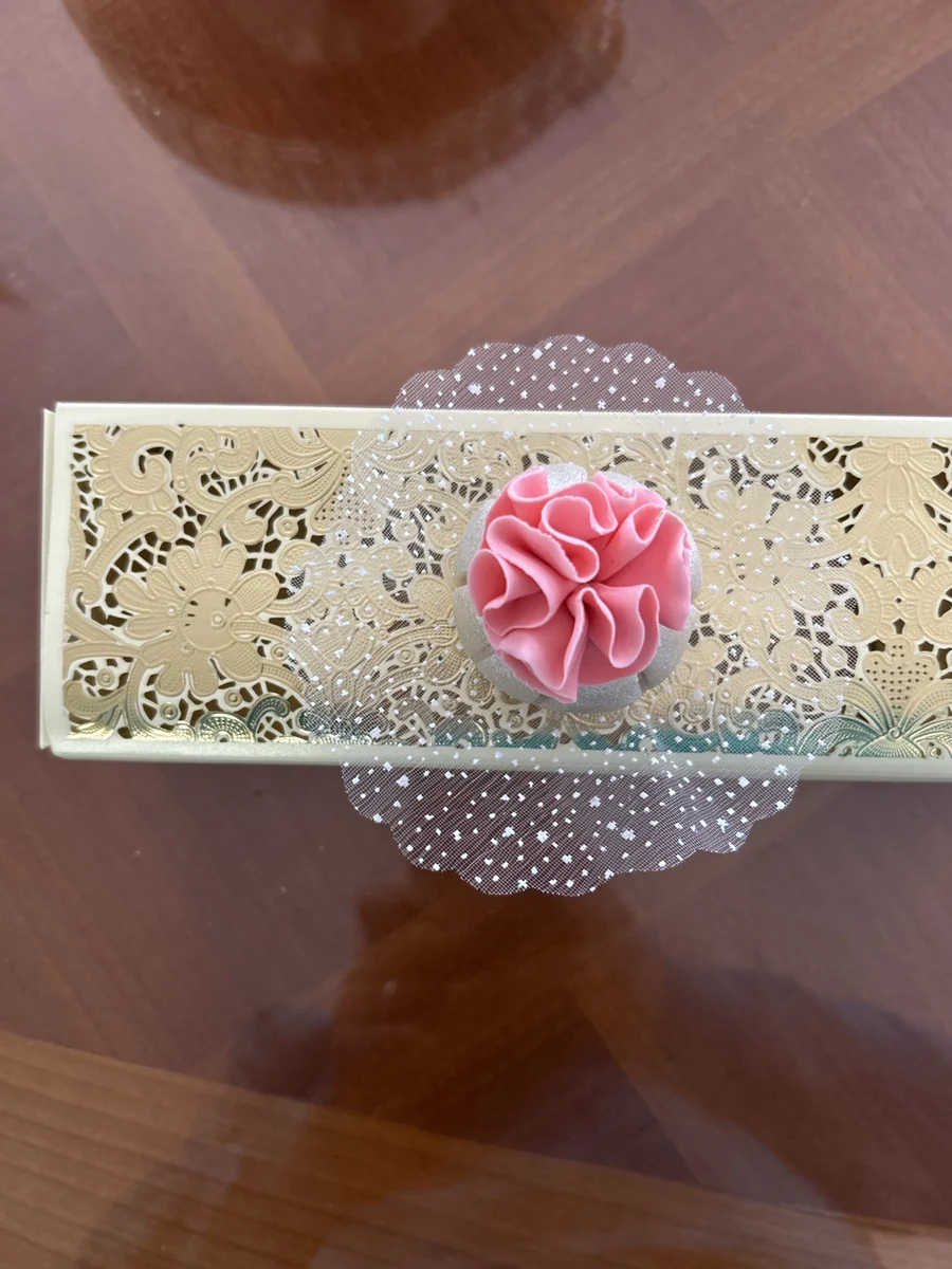 Rose rose sculptée en pâte d’amande