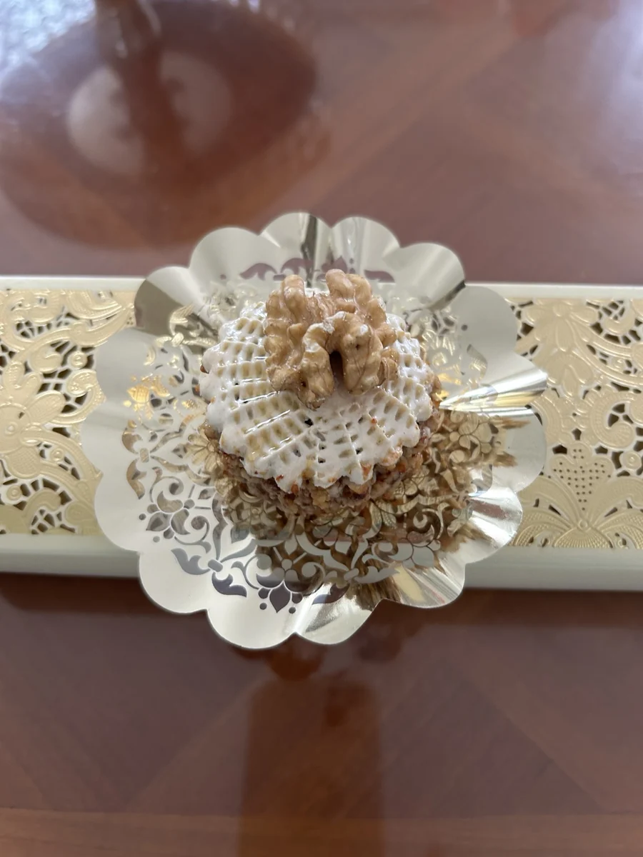 Fleur blanche décorée de détails dorés