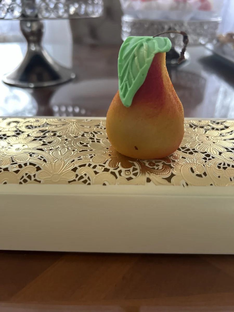 Pâtisserie en forme de poire avec une feuille verte