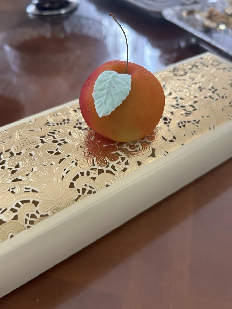 Pâtisserie orange décorée d’une feuille claire