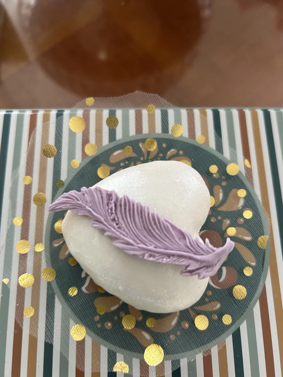 Pâtisserie décorée d’un motif floral violet
