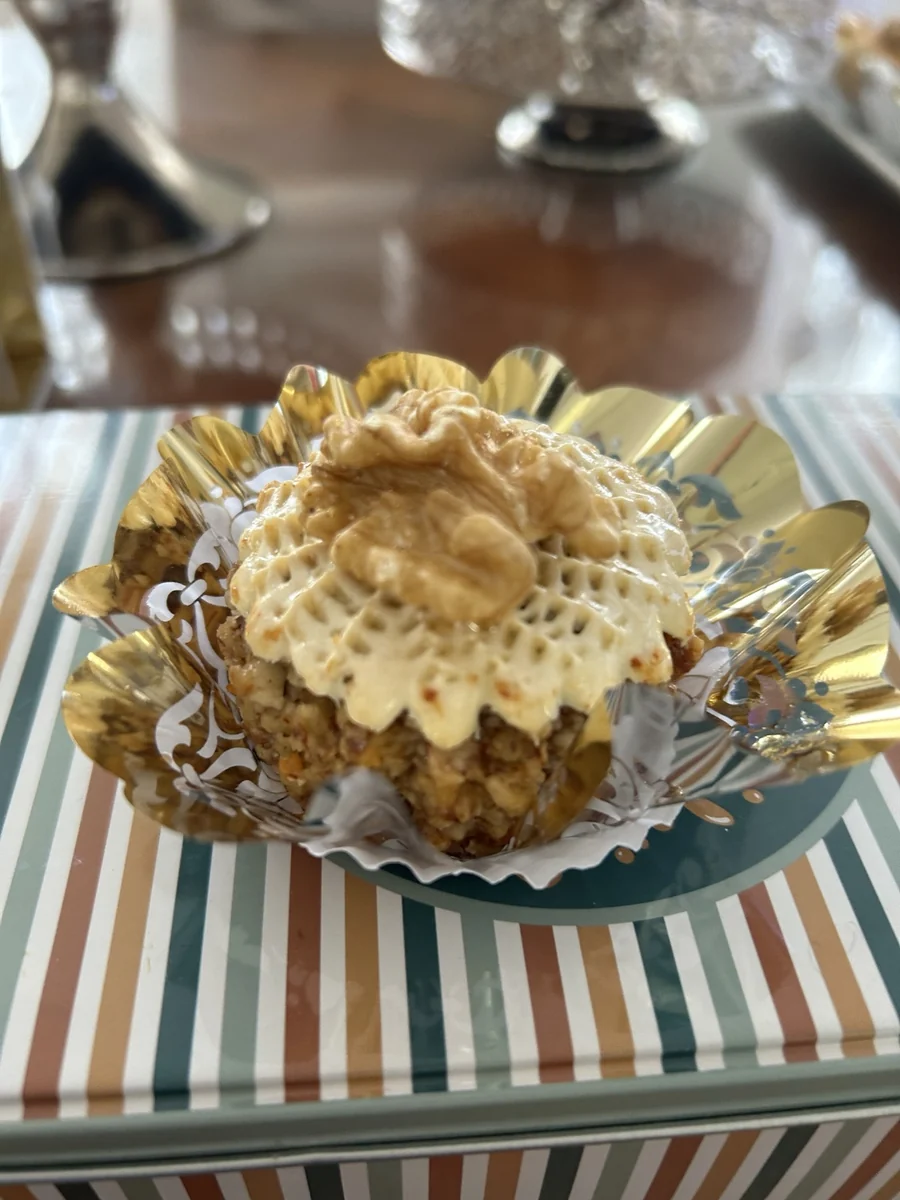 Pâtisserie florale aux finitions dorées