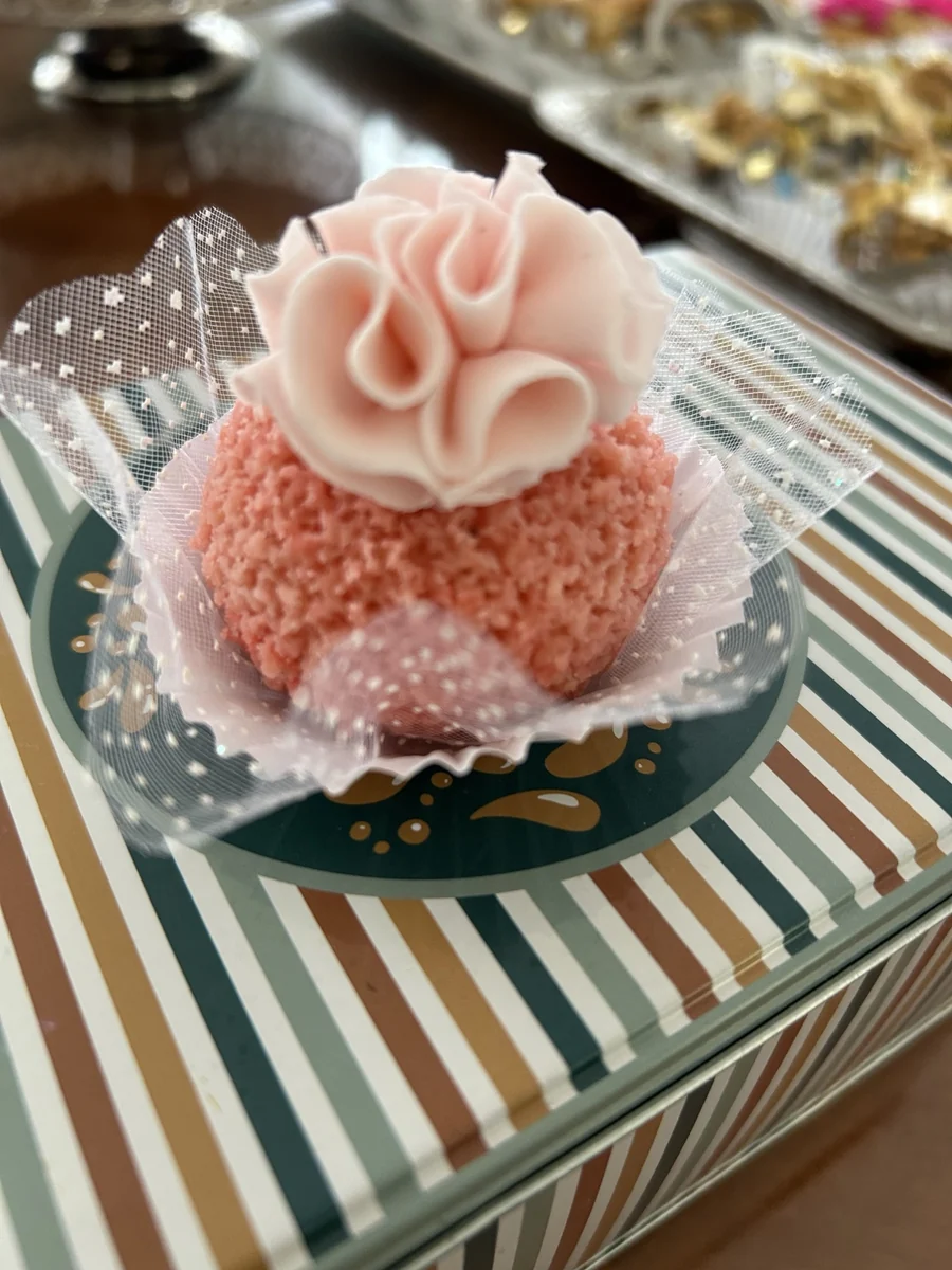 Pâtisserie rose décorée de pétales en pâte d’amande