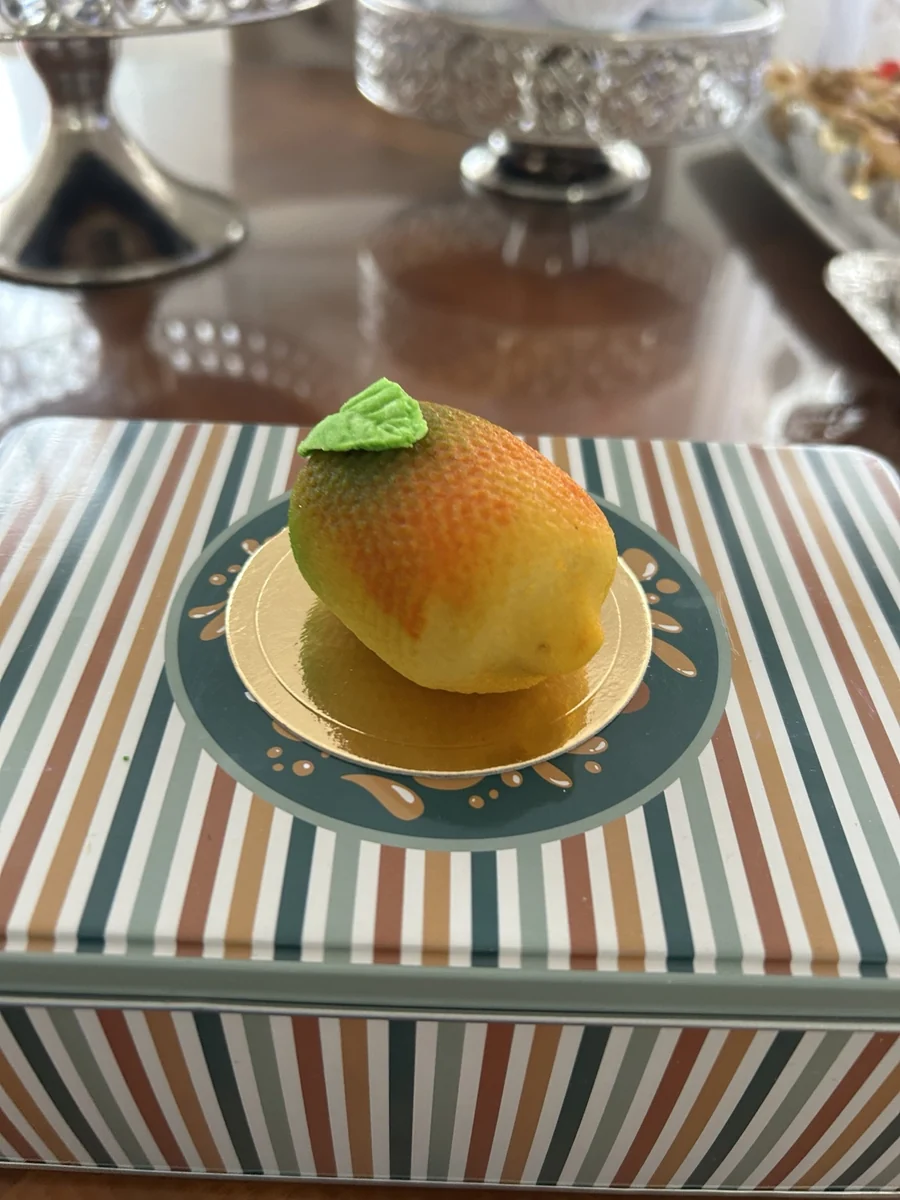 Pâtisserie en forme de fruit orange avec une feuille verte