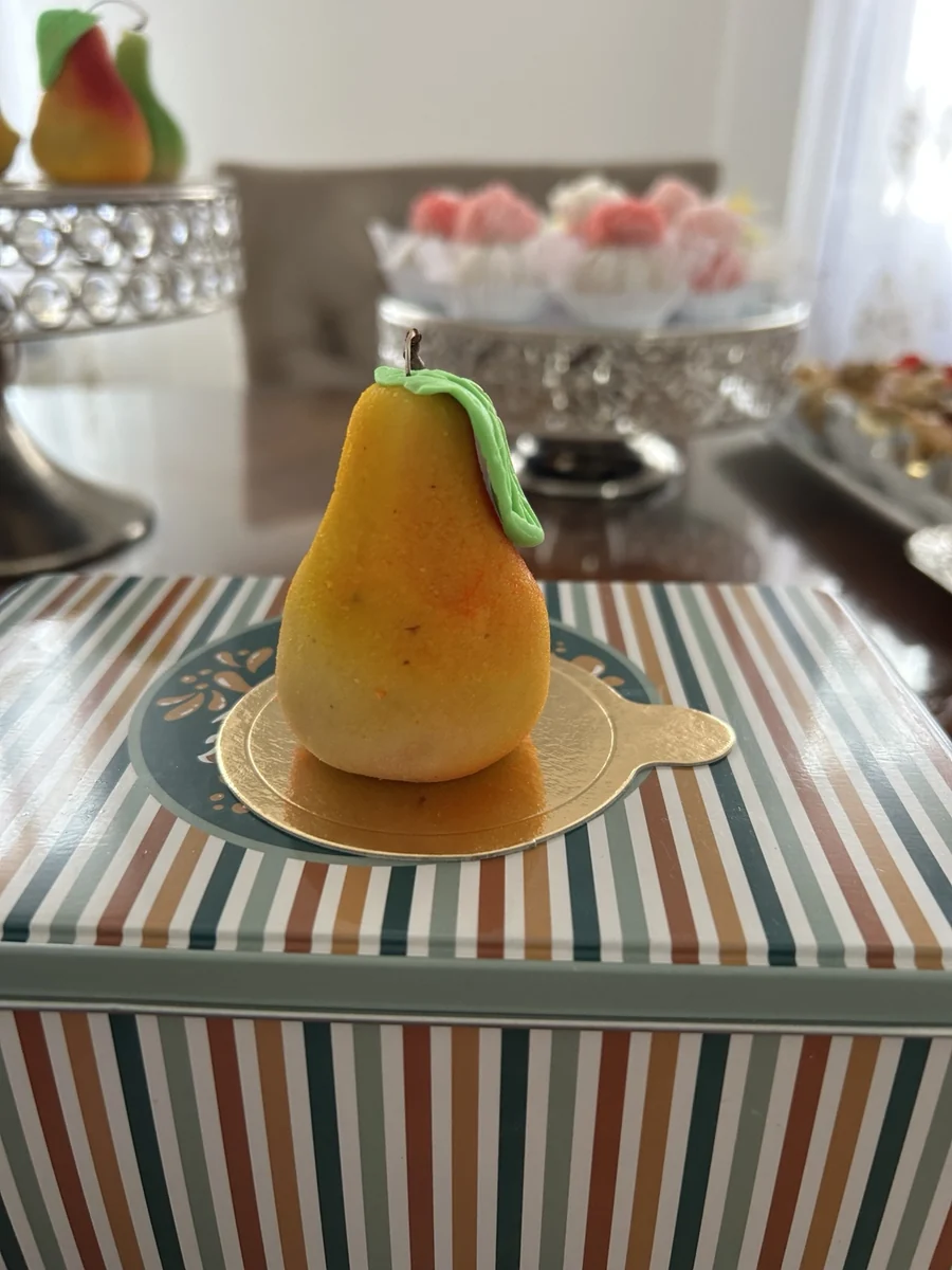 Pâtisserie en forme de poire avec une feuille verte